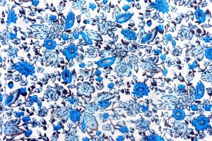 Tissu bleu fleuri